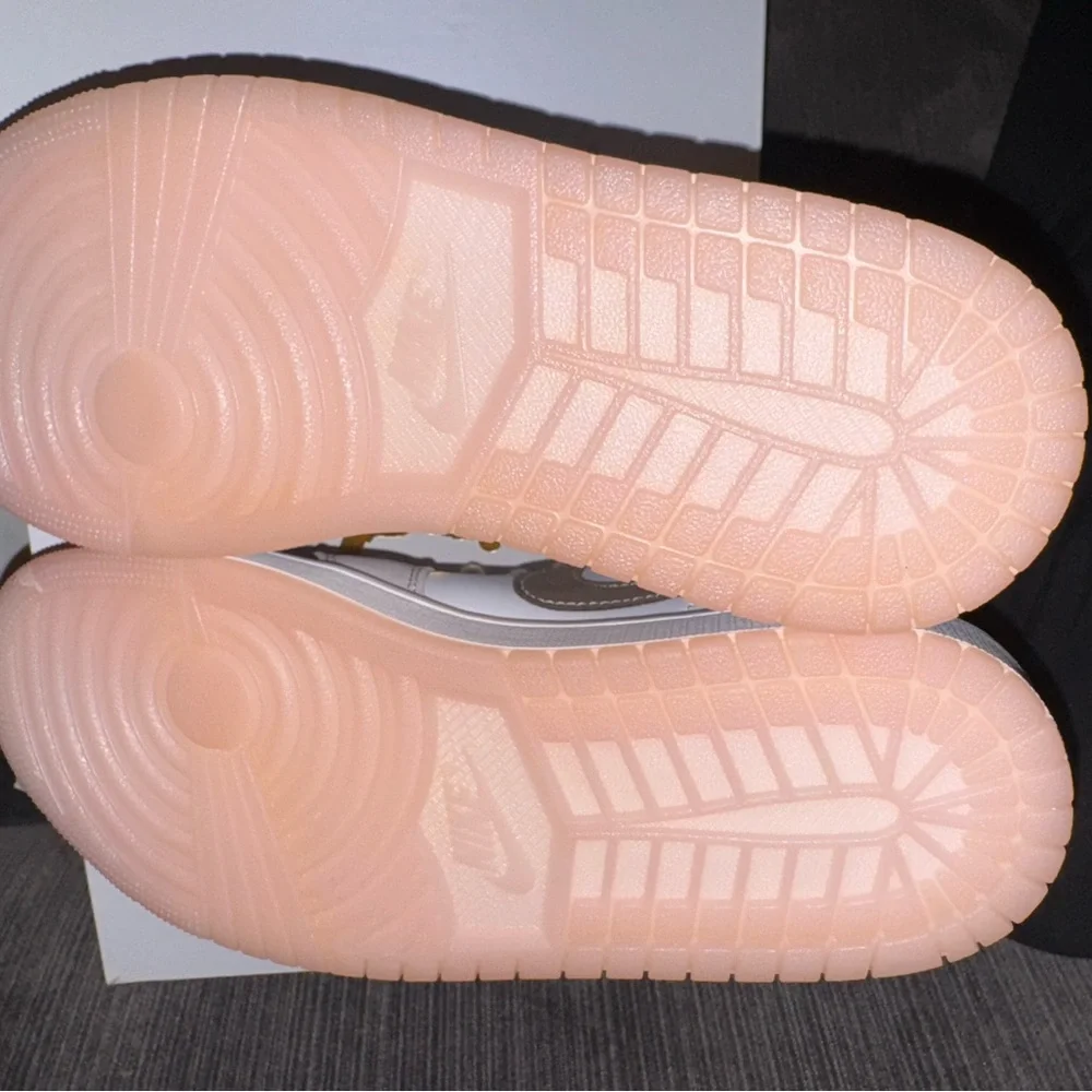 Air Jordan 1 low Women's Pink and White Sneakers - Picture 7 of 16